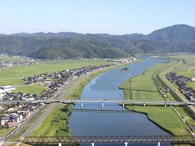 川で遊ぶ